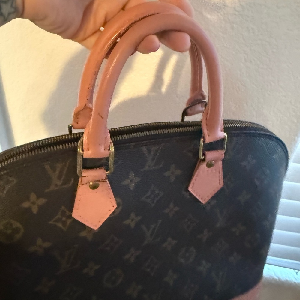 Louis Vuitton Alma - Picture 7 of 13